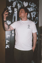 Lade das Bild in den Galerie-Viewer, Weißes Balloon Hunters - Shirt