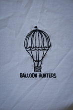 Lade das Bild in den Galerie-Viewer, Weißes Balloon Hunters - Shirt
